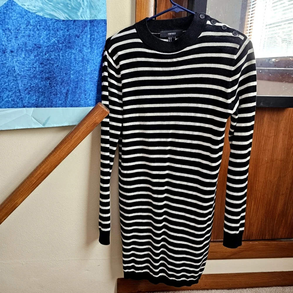 HP🎉 🖤 Forever 21 Black and White Striped Sweater Dress - Size M - Picture 1 of 6